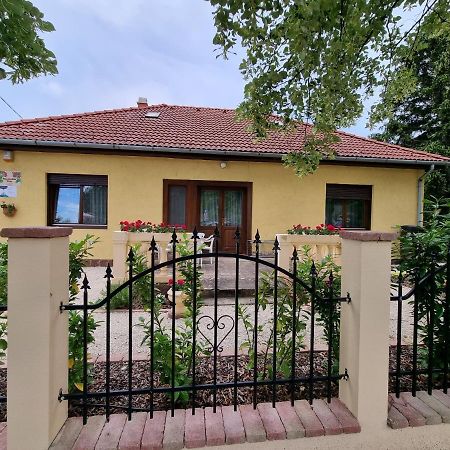 Muskatlis Haz Appartement Balatonlelle Buitenkant foto